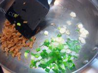 家常菜毛豆炒萝卜干做法图解6)