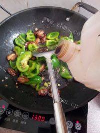 营养丰富的五花肉炒青椒做法图解10)
