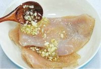 不错的香蒜蜂蜜煎鸡扒做法图解4)