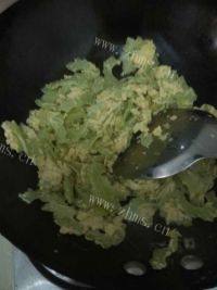 清淡的苦瓜炒鸡蛋做法图解9)