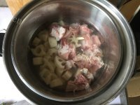 美味的莲藕排骨汤做法图解4)