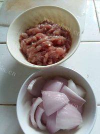 家常茭瓜炒肉丝做法图解1)