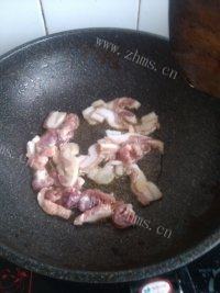 家常菜五花肉炒蒜薹做法图解2)