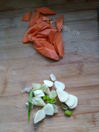 家常菜芦笋炒虾仁做法图解3)