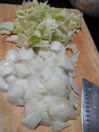 鲜美的白菜炒炸虾仁做法图解3)