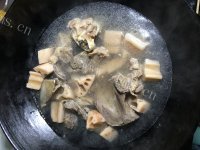 美味的猪肺筒骨莲藕汤做法图解15)