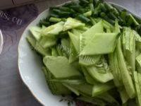 美味的孜然黄瓜炒肉片做法图解1)