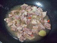 家常西红柿炖牛肉做法图解7)