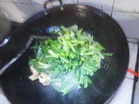 家常菜芹菜小炒肉做法图解3)