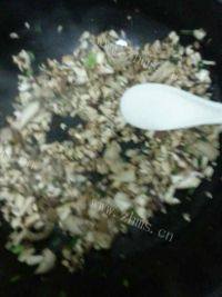 芳香四溢的香菇肉酱面做法图解5)