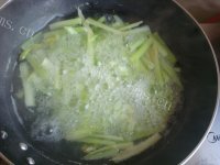 家常菜肉丝炒芹菜做法图解2)