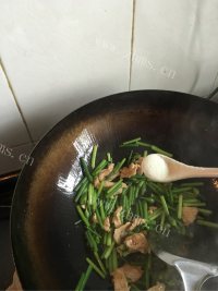 家常菜蒜苔炒肉做法图解5)