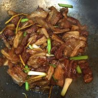 色香味浓的蒜苗炒五花肉做法图解6)