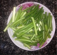 家常菜蒜苔炒肉片做法图解1)