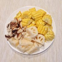 美味的莲藕玉米排骨汤做法图解4)