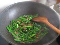 味道不错的蒜苔炒肉做法图解9)