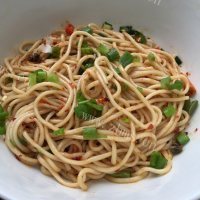 美味的香辣拌面