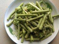 腊肉炒豆角做法图解1)