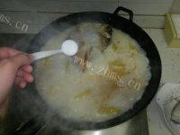 美味的鲫鱼萝卜汤做法图解5)
