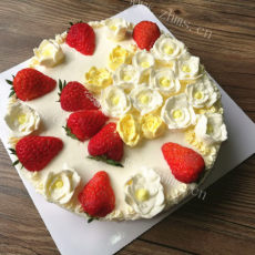 喷香的草莓慕斯蛋糕