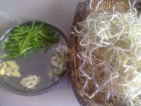 家常菜青椒炒绿豆芽做法图解1)