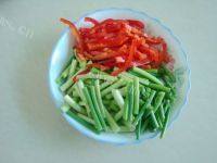 家常菜蒜薹炒肉做法图解2)