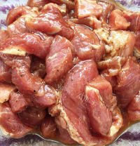 美味的小酥肉蒸碗做法图解4)