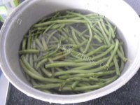 家常菜肉末炒四季豆做法图解1)