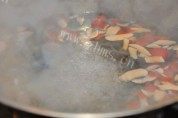 温暖的红枣银耳汤做法图解5)