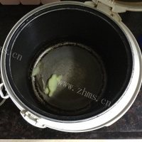 喷香的皮蛋瘦肉粥做法图解8)