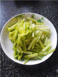 家常菜芹菜炒肉丝做法图解1)
