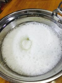 自制葡萄干戚风蛋糕做法图解9)