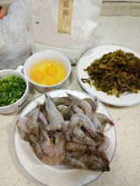 美味的虾仁鸡蛋酸菜饼做法图解1)