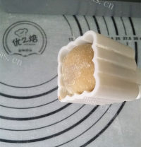 自制广式蛋黄月饼做法图解13)