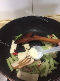 香喷喷的西芹炒豆干做法图解6)