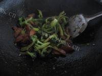 秀色可餐的西兰花炒香肠