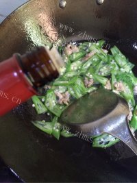 美味的羊角豆炒肉做法图解7)