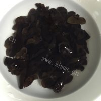 清新爽口的木耳丝瓜汤做法图解1)