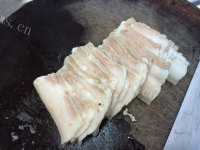 美味的酸菜氽白肉做法图解3)