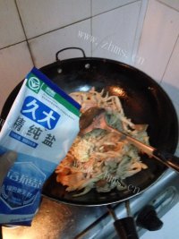 色泽鲜亮的平菇炒肉做法图解7)