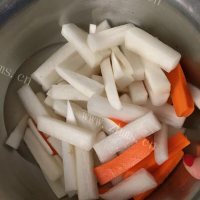美味的酸辣萝卜条做法图解3)