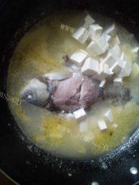 滋补的豆腐鲫鱼汤做法图解6)