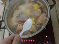 美味的甜糯玉米番茄骨汤做法图解8)