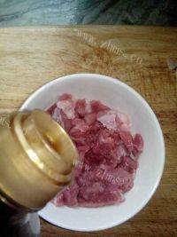 色泽不错的蘑菇肉片汤做法图解3)