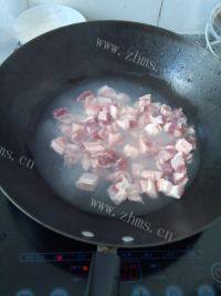 在家做的红烧肉炖土豆做法图解2)