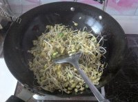 诱人的黄豆芽炒粉条做法图解5)