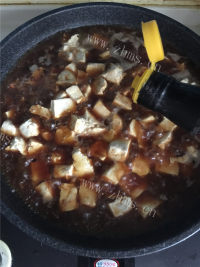 鲜美的蟹肉烩豆腐做法图解9)