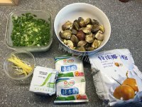 美味的椰浆咖哩蛤蜊浓汤做法图解1)