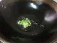 豌豆炒虾仁做法图解5)