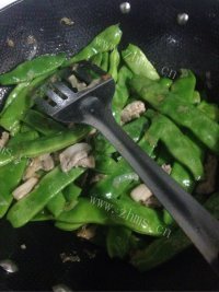 可口的猪肉炖豆角做法图解3)